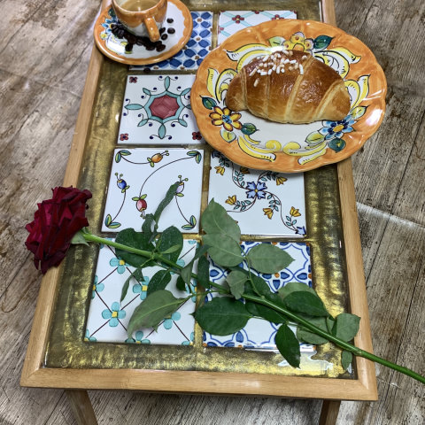 Bandeja de cama con pies para madera de desayuno y azulejos - VIETRI  CERÁMICA - excelencia made in Italy